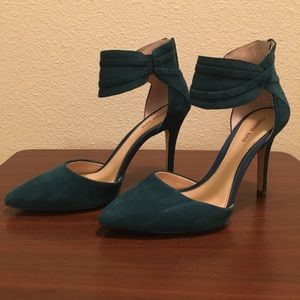 Gianni Bini pointed toe pump